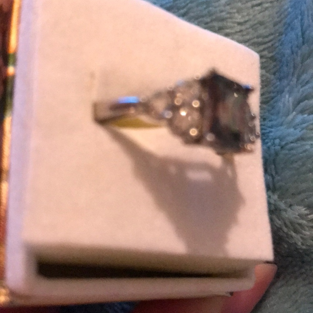 Size 7 silver ring - Picture 2 of 3
